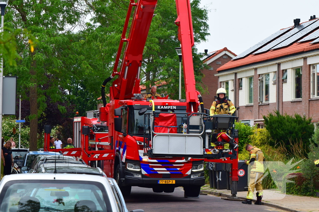 Afvalbrand bij woning trekt veel bekijks