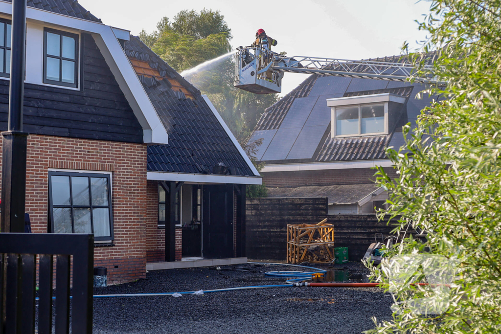 Woningbrand leidt tot grote inzet van hulpdiensten