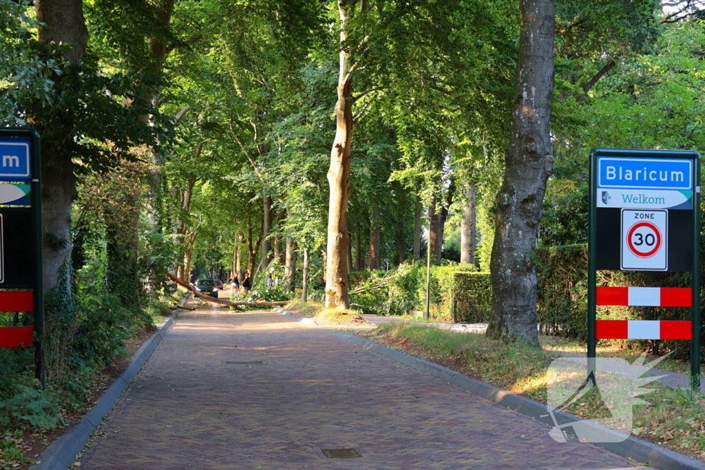 Tak breekt af en blokkeert weg