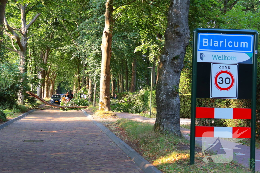 Tak breekt af en blokkeert weg