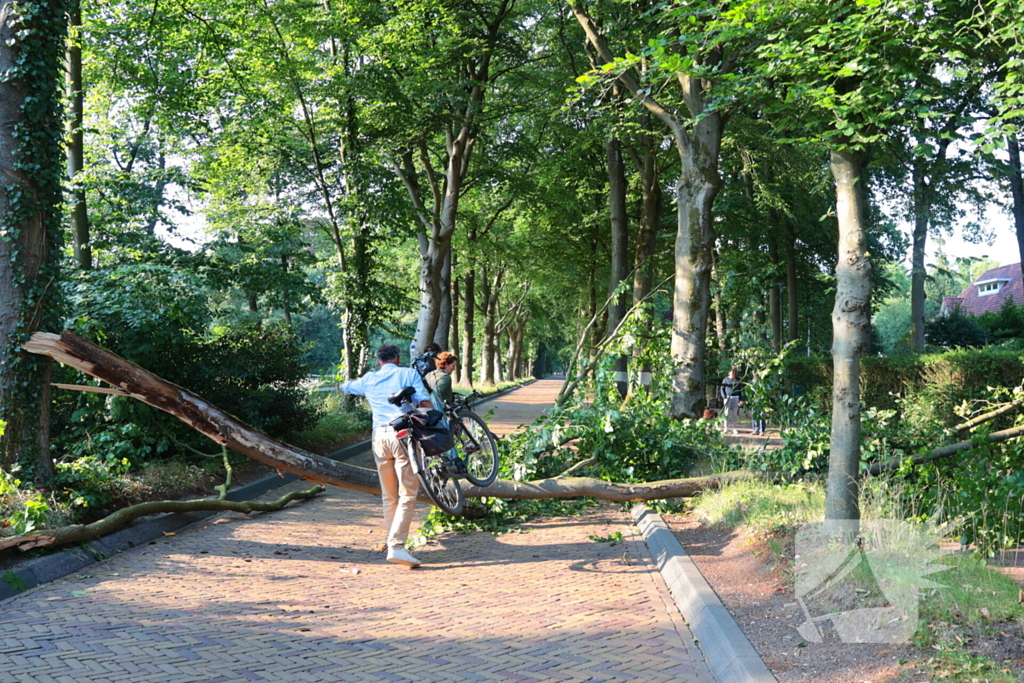 Tak breekt af en blokkeert weg