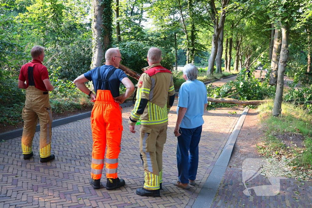 Tak breekt af en blokkeert weg