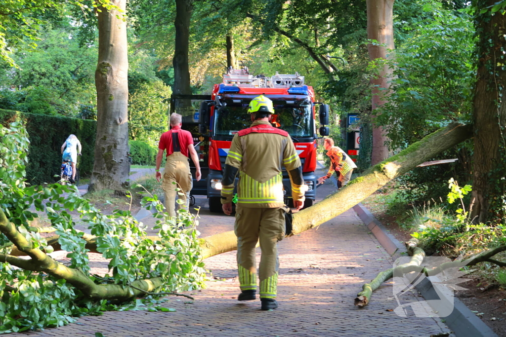 Tak breekt af en blokkeert weg