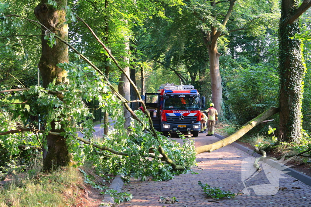 Tak breekt af en blokkeert weg