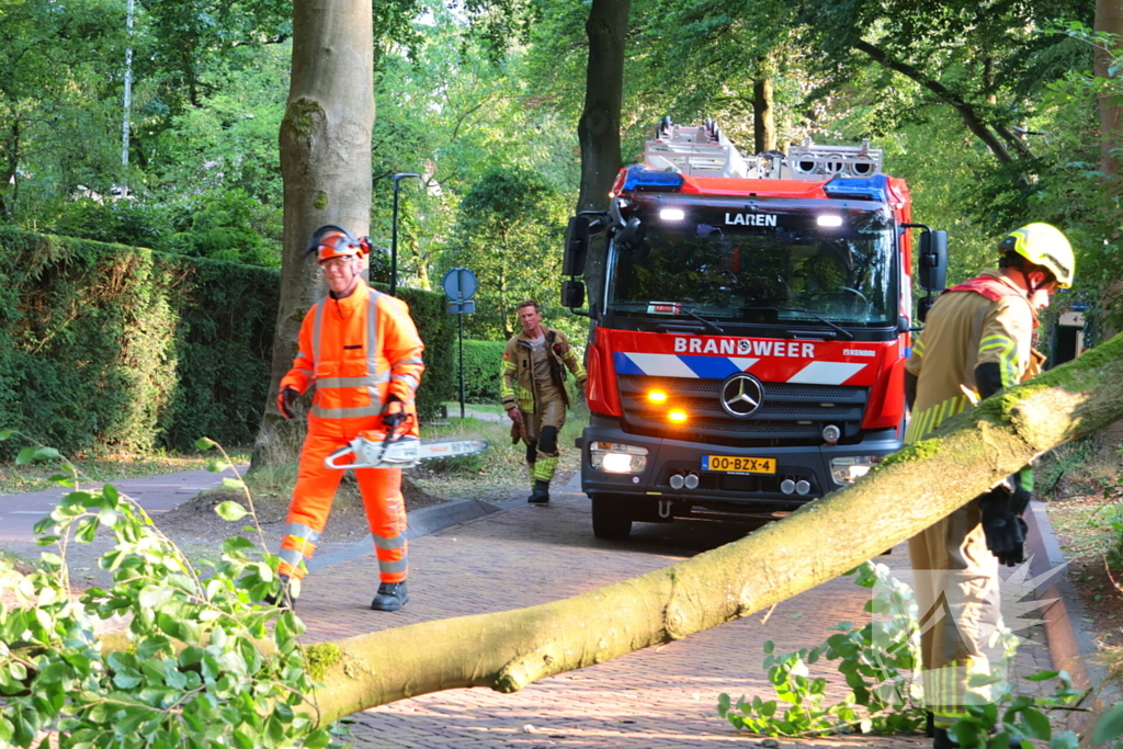Tak breekt af en blokkeert weg