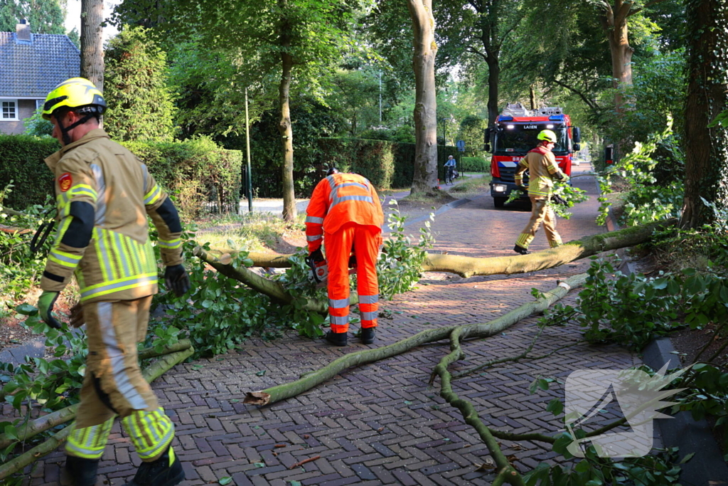 Tak breekt af en blokkeert weg