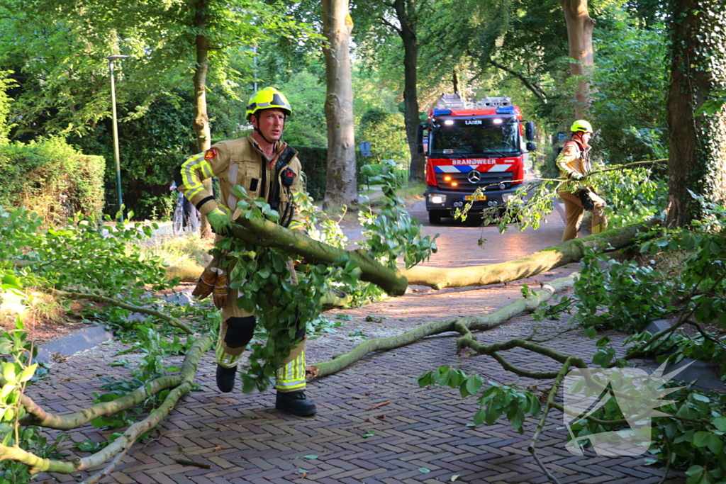 Tak breekt af en blokkeert weg