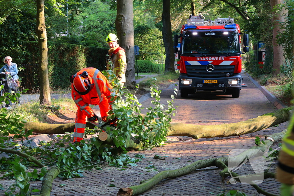 Tak breekt af en blokkeert weg