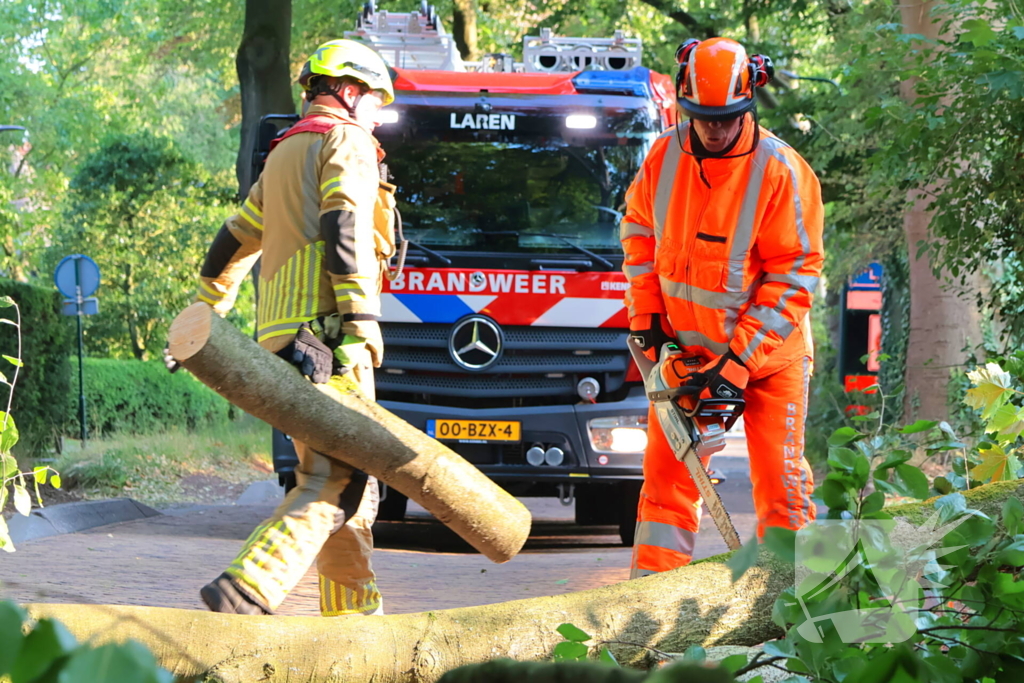 Tak breekt af en blokkeert weg