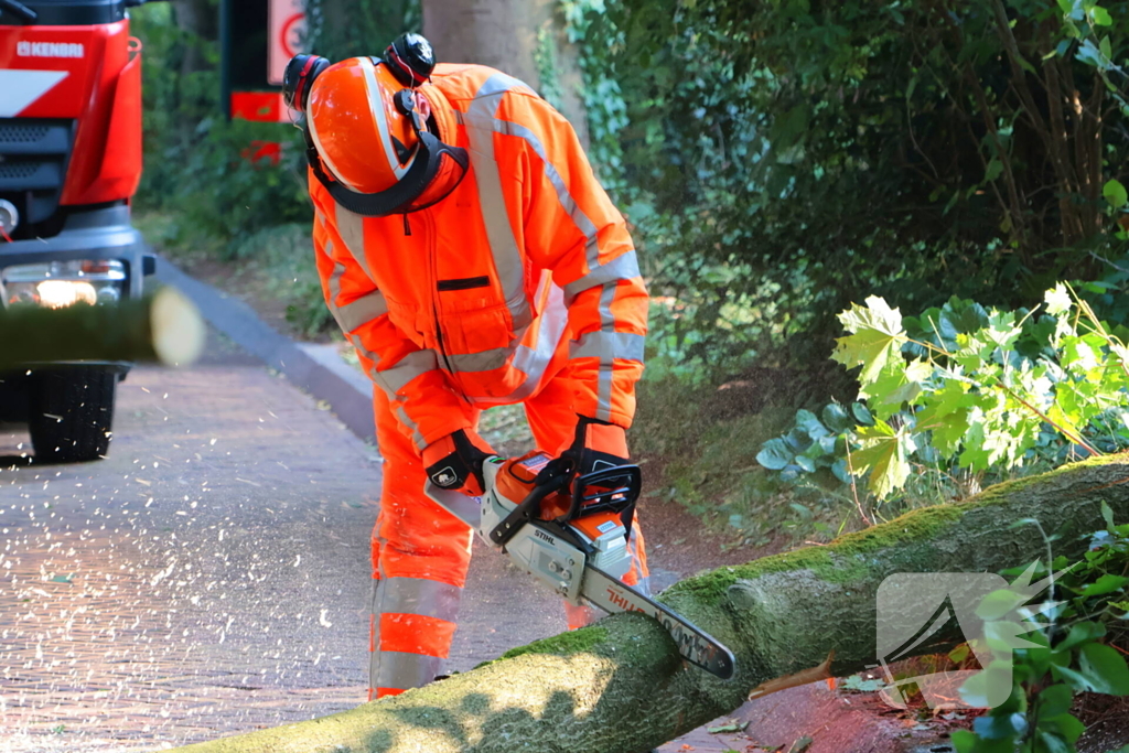 Tak breekt af en blokkeert weg