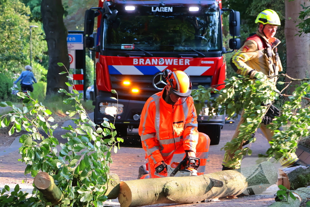 Tak breekt af en blokkeert weg