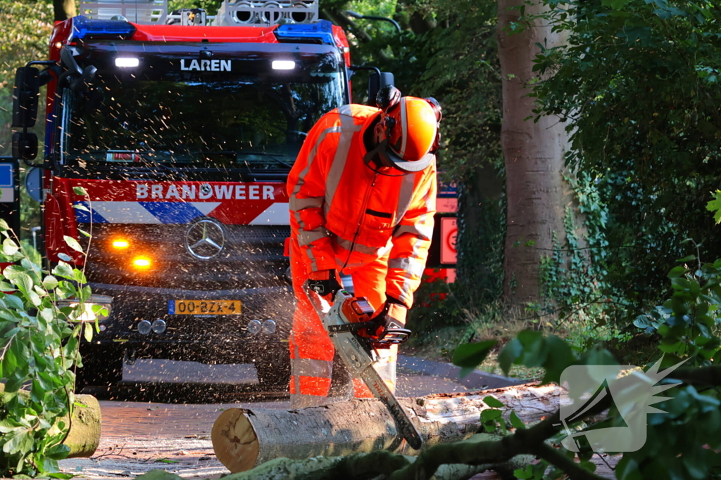 Tak breekt af en blokkeert weg