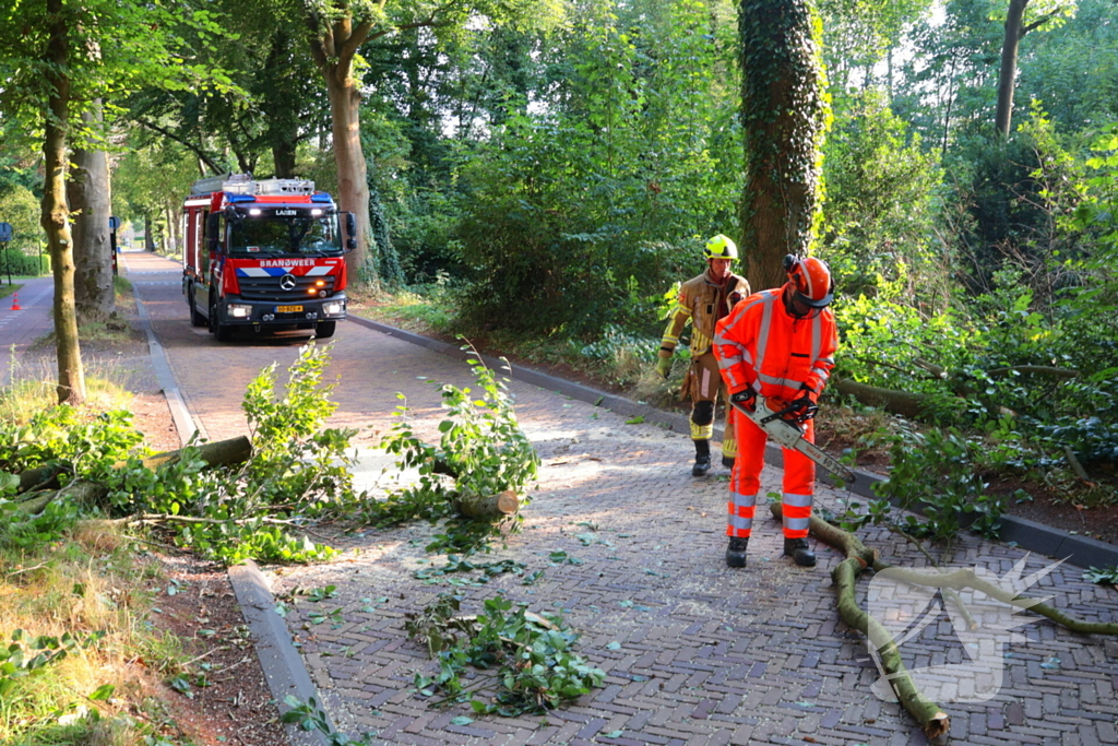Tak breekt af en blokkeert weg
