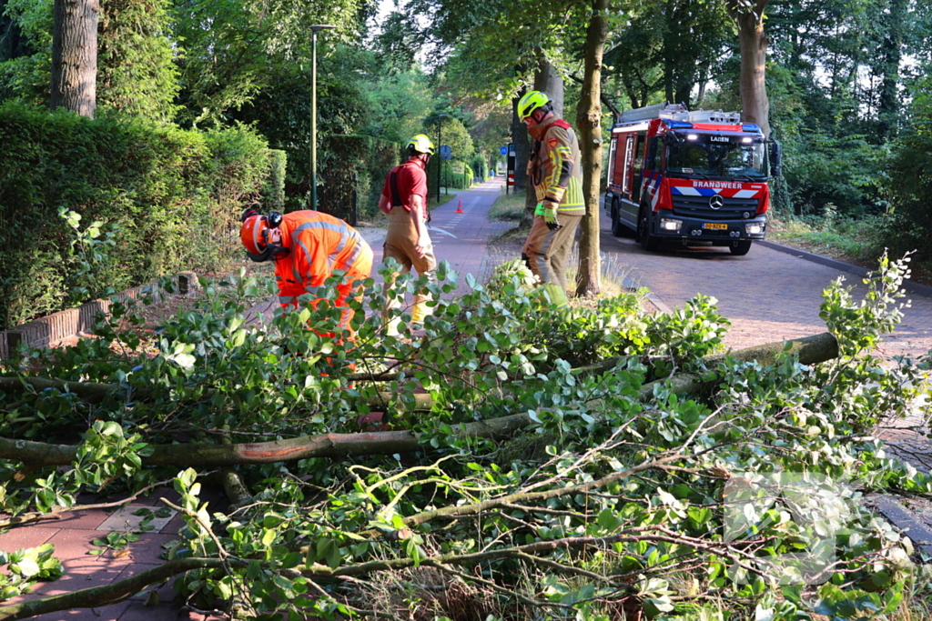 Tak breekt af en blokkeert weg