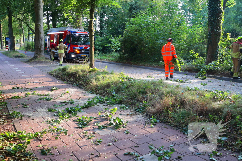 Tak breekt af en blokkeert weg