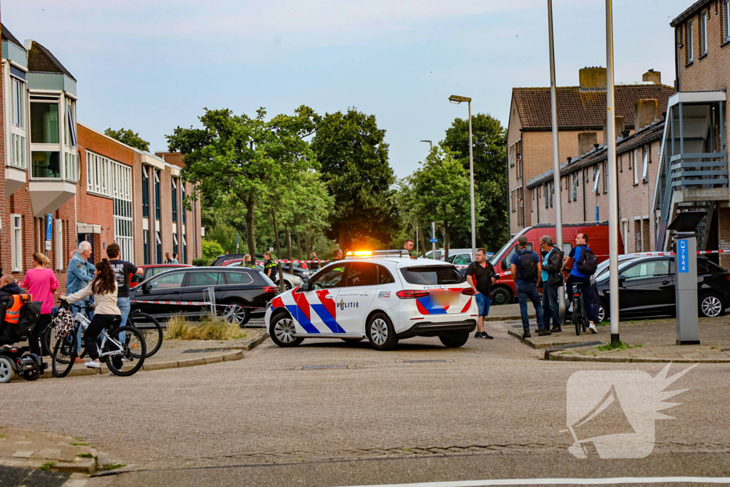 Explosie verwoest voordeur woning en zorgt voor brand