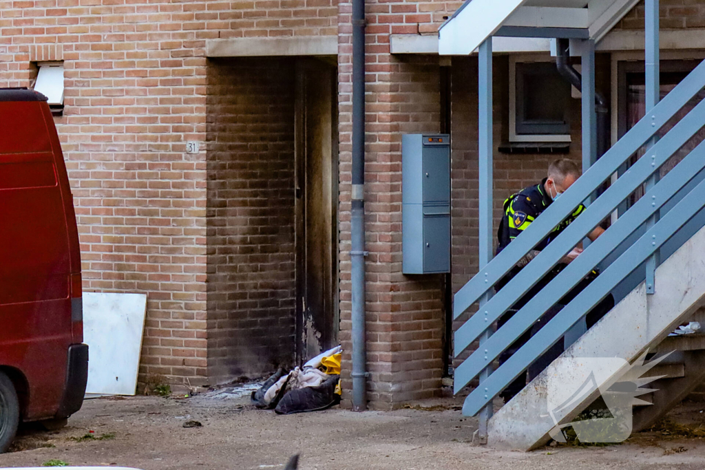 Explosie verwoest voordeur woning en zorgt voor brand