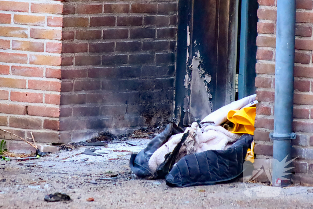 Explosie verwoest voordeur woning en zorgt voor brand