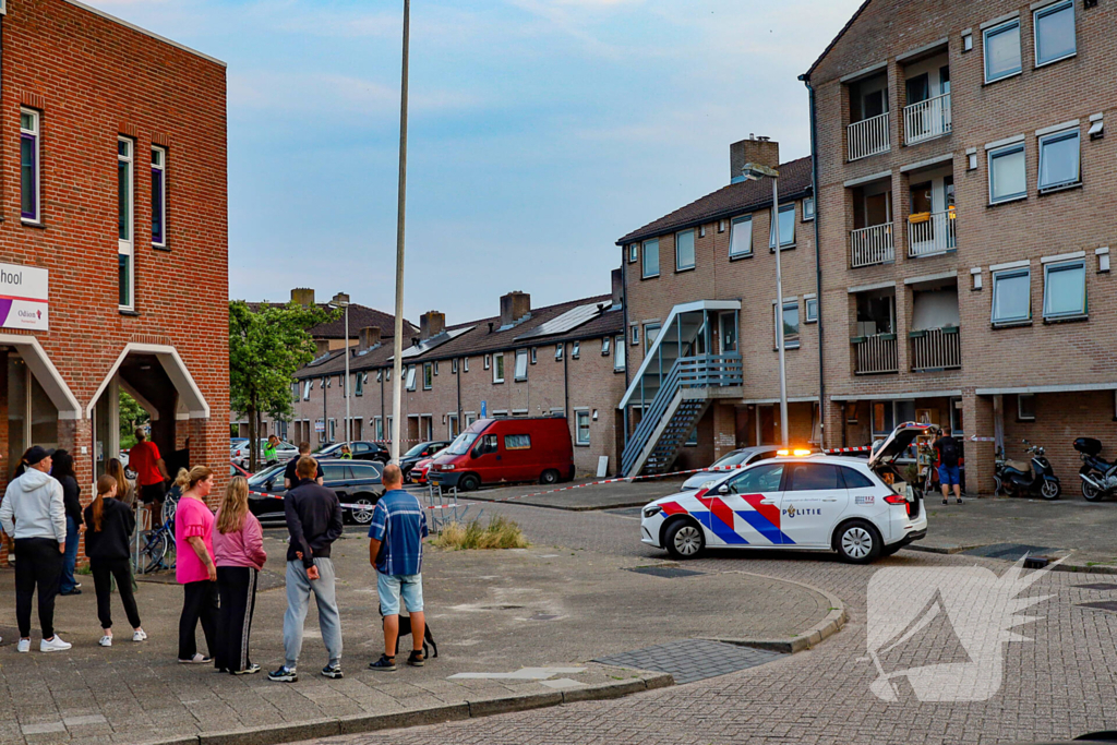 Explosie verwoest voordeur woning en zorgt voor brand