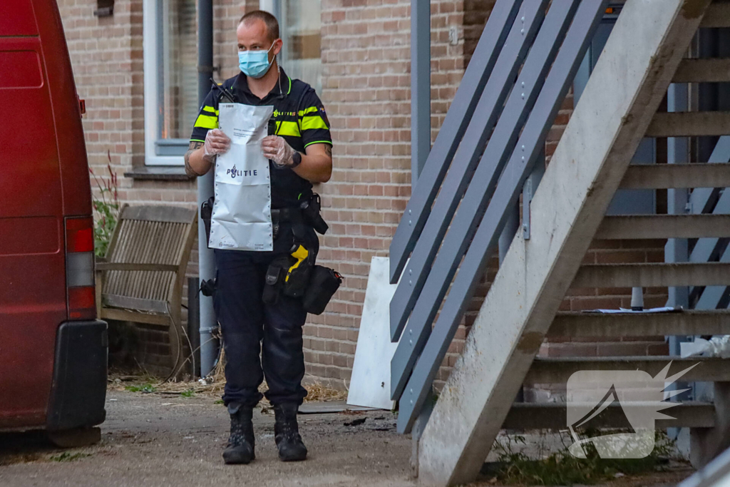 Explosie verwoest voordeur woning en zorgt voor brand