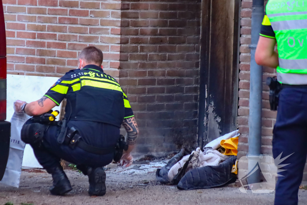 Explosie verwoest voordeur woning en zorgt voor brand
