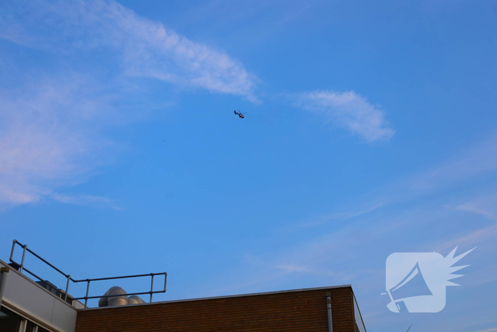 Explosie verwoest voordeur woning en zorgt voor brand