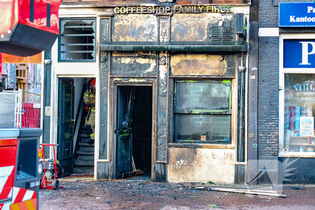 Explosie in koffieshop leidt tot brand