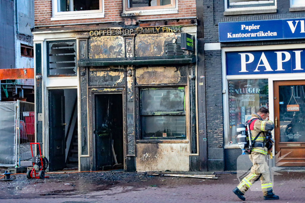 Explosie in koffieshop leidt tot brand
