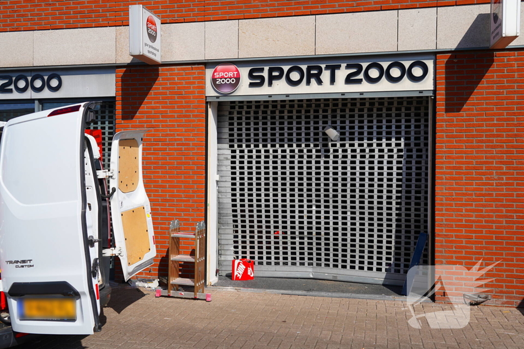 Ramkraak op sportwinkel met aanzienlijke schade