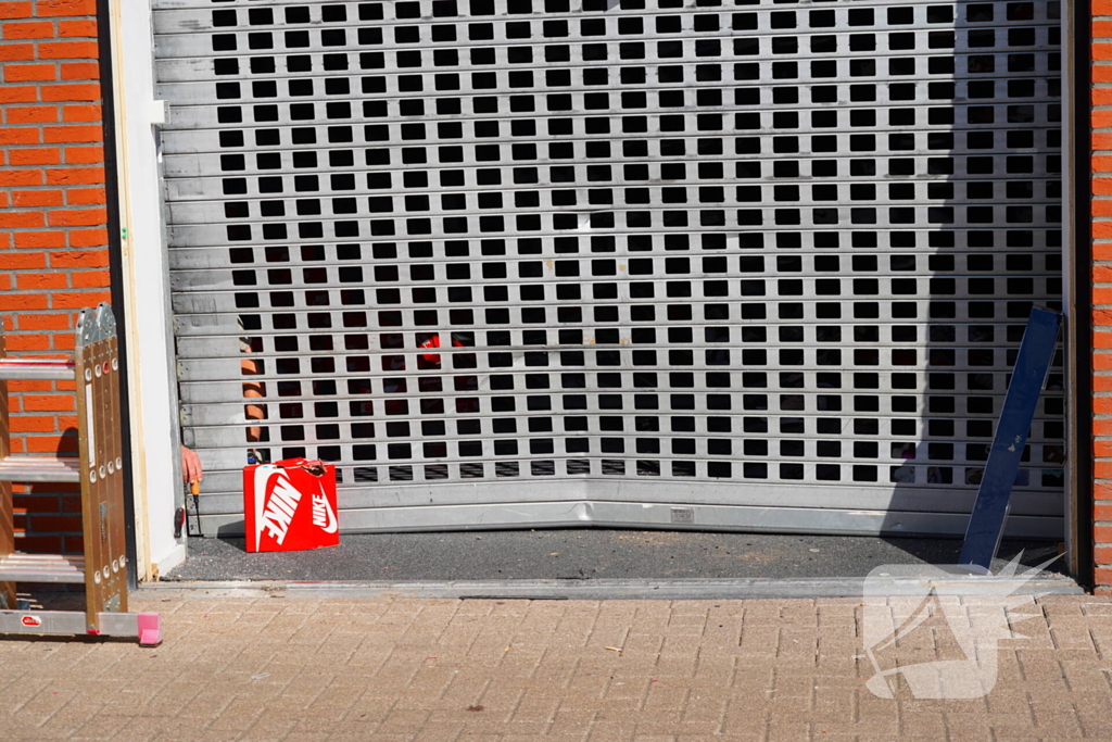 Ramkraak op sportwinkel met aanzienlijke schade