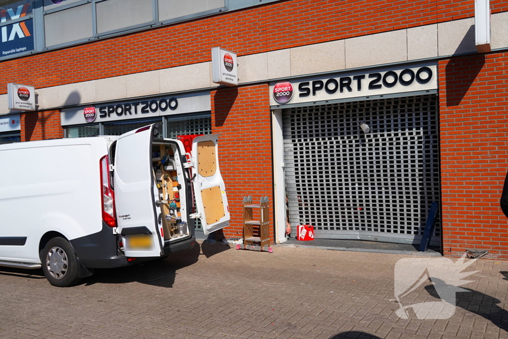 Ramkraak op sportwinkel met aanzienlijke schade