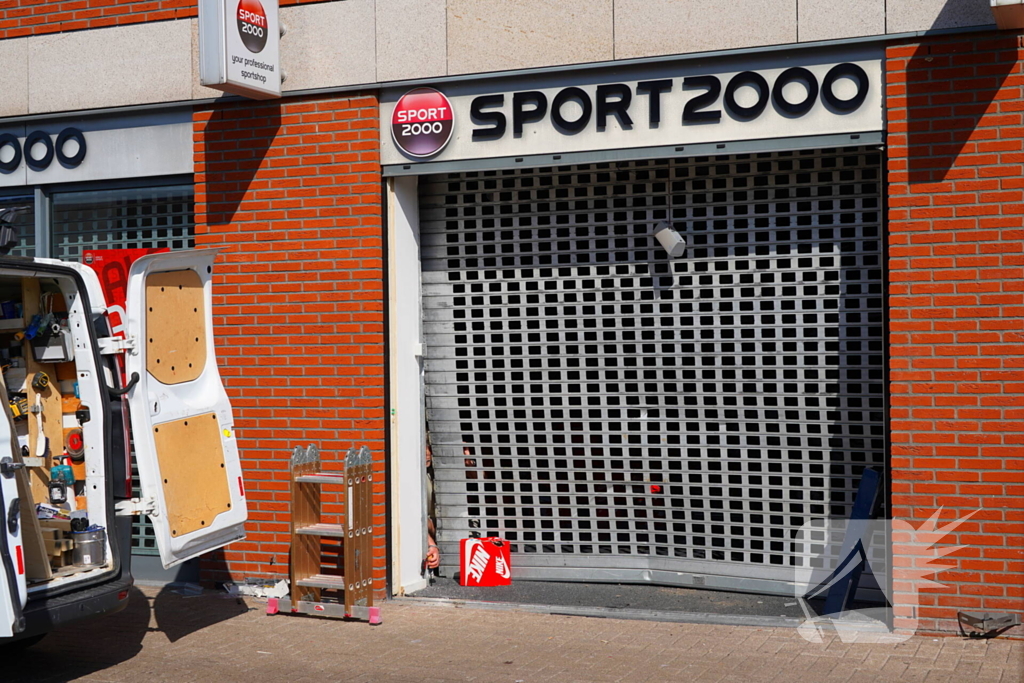 Ramkraak op sportwinkel met aanzienlijke schade