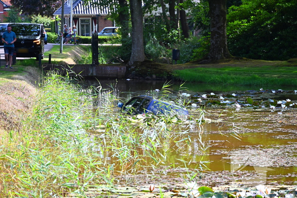 Personenauto belandt in vijver