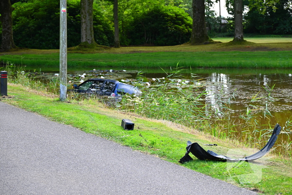 Personenauto belandt in vijver