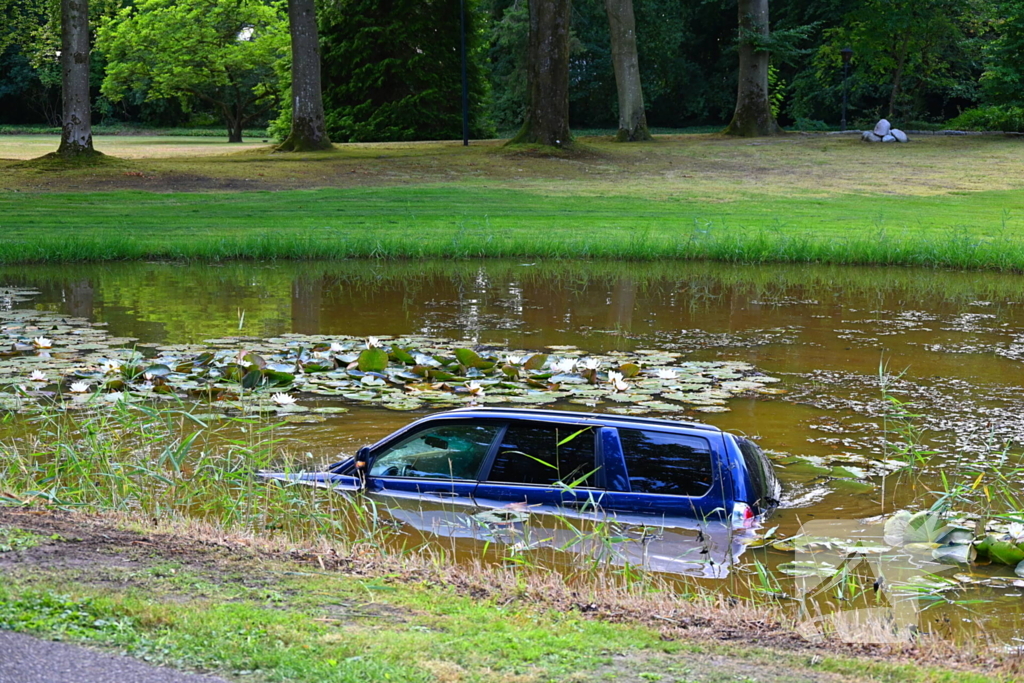 Personenauto belandt in vijver