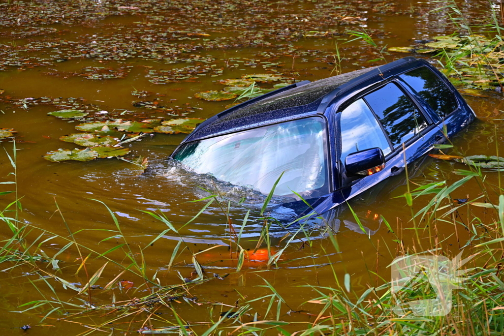 Personenauto belandt in vijver