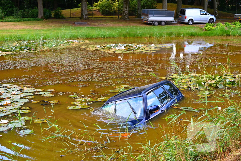Personenauto belandt in vijver