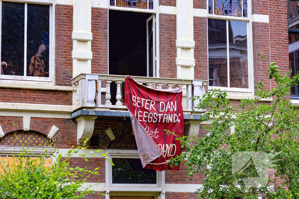 Eigenaar en politie bij kraakactie