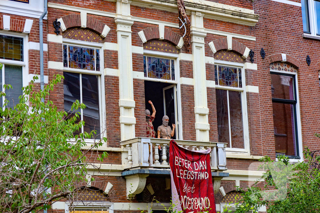 Eigenaar en politie bij kraakactie