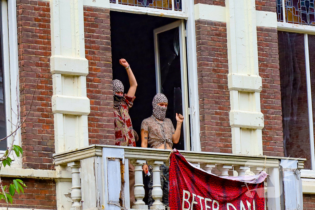 Eigenaar en politie bij kraakactie