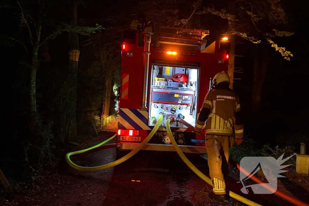 Brandweer blust snel om zich heen grijpende brand
