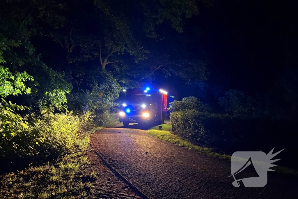 Brandweer blust snel om zich heen grijpende brand