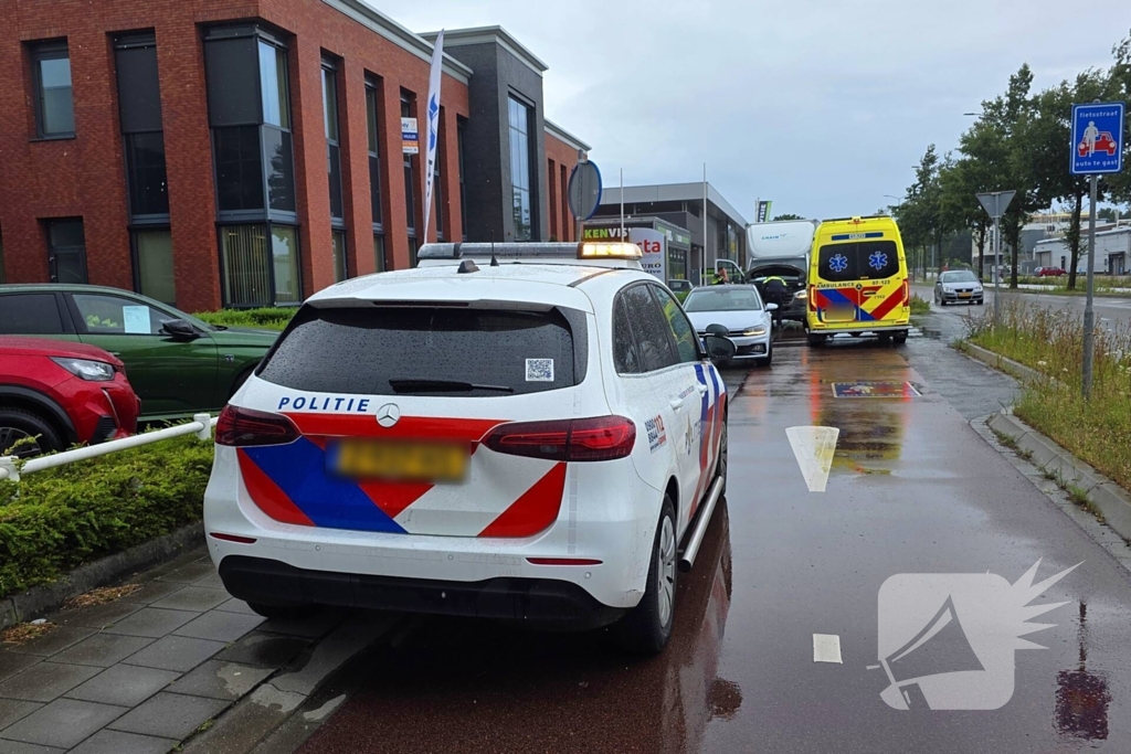 Aanrijding tussen bakwagen en personenauto