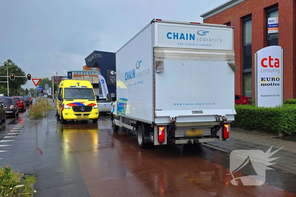 Aanrijding tussen bakwagen en personenauto