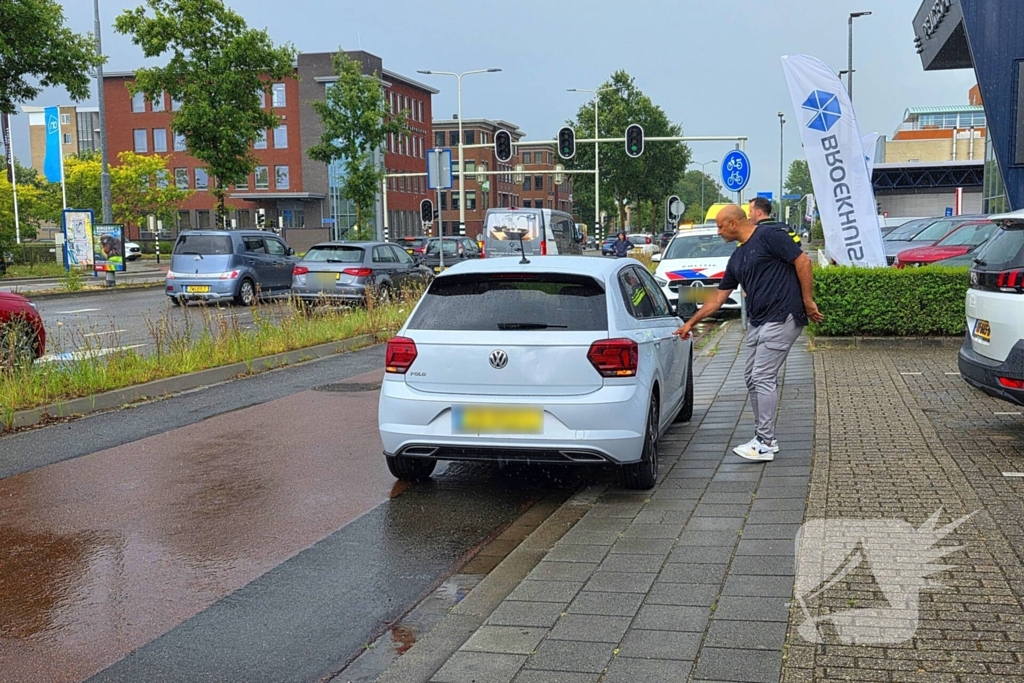 Aanrijding tussen bakwagen en personenauto