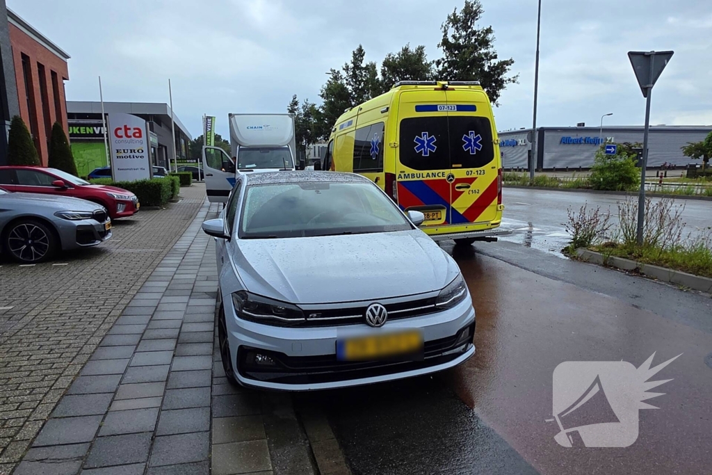 Aanrijding tussen bakwagen en personenauto
