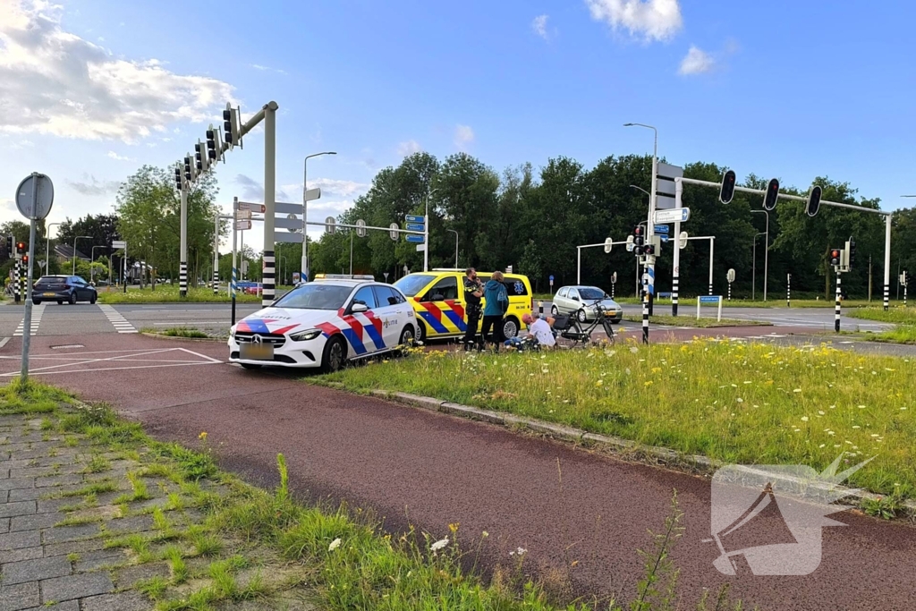 Bejaarde fietsster naar ziekenhuis