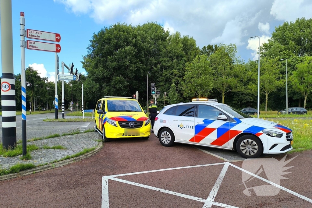Bejaarde fietsster naar ziekenhuis