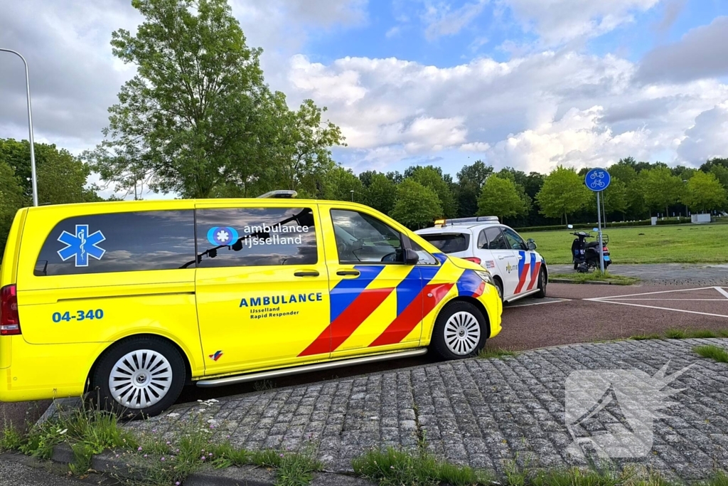 Bejaarde fietsster naar ziekenhuis