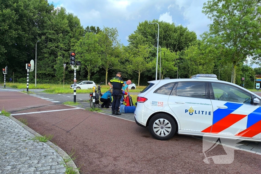 Bejaarde fietsster naar ziekenhuis